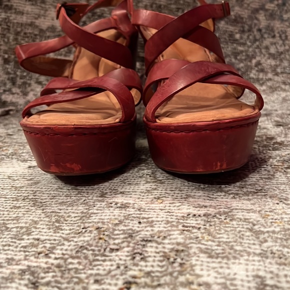 Never worn wedge sandal - Picture 5 of 7